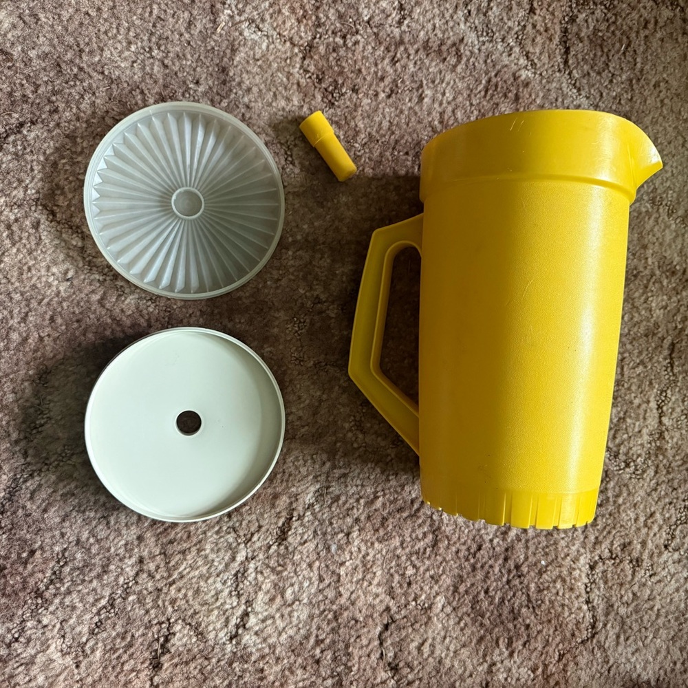 Tupperware Vintage 2 Quart Pitcher 800-8 Push Button Lid Harvest Yellow
